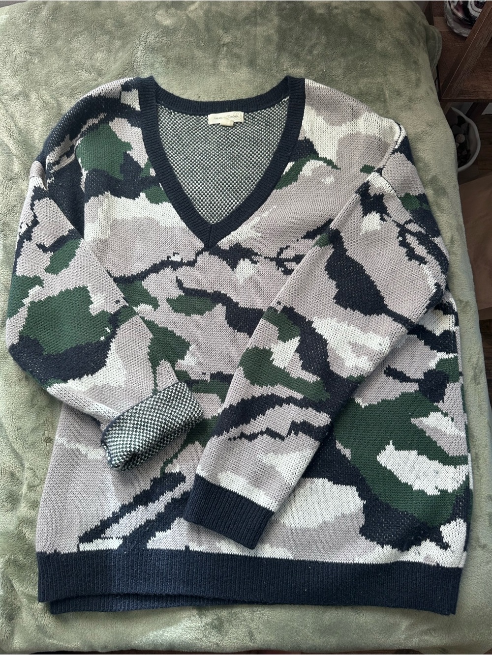 Gorgeous V-Neck Camouflage Knit Sweater - Size 1X Excellent Condition